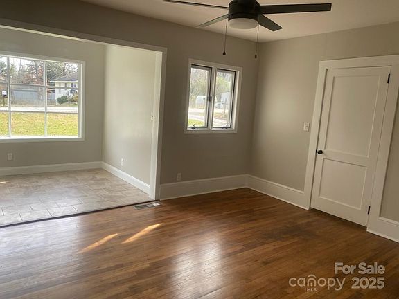 3rd image of 107 Lr Smith Ave