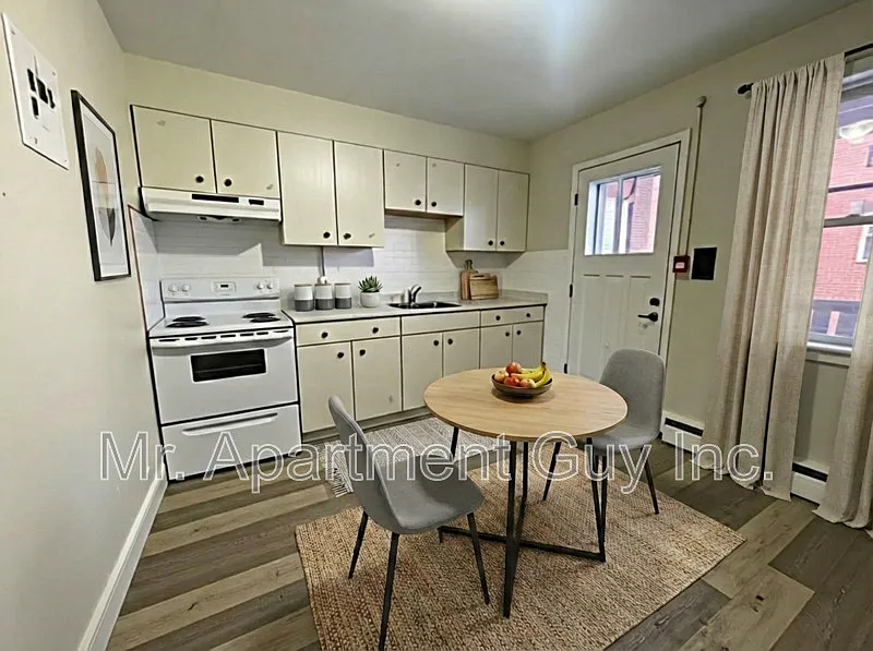 Building Photo - 1454 Barton St E #4