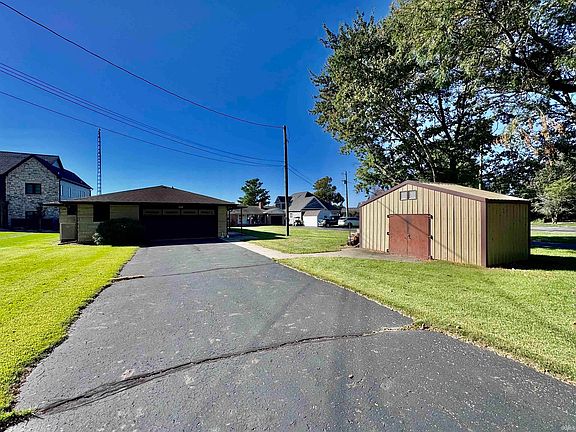 3rd image of 2922 Country Club Dr S