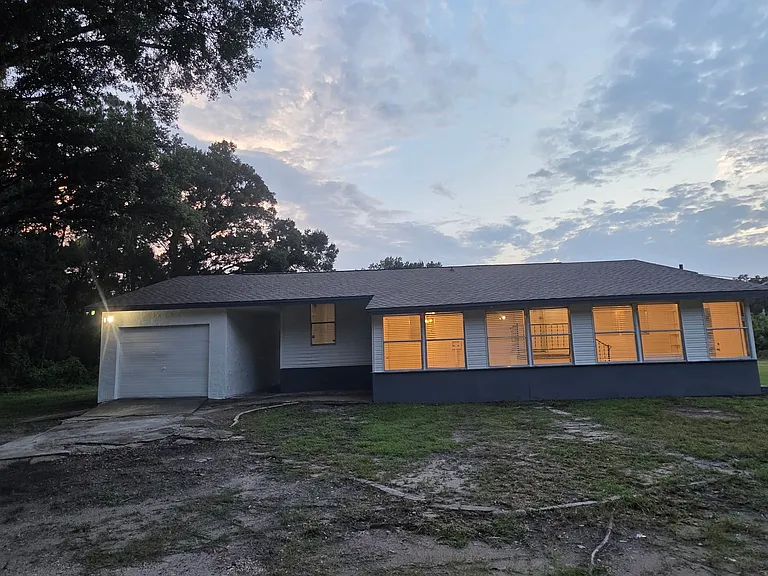 1051 Hawthorn St — Photo 3