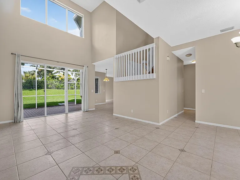 6775 SW 195th Ave — Photo 3