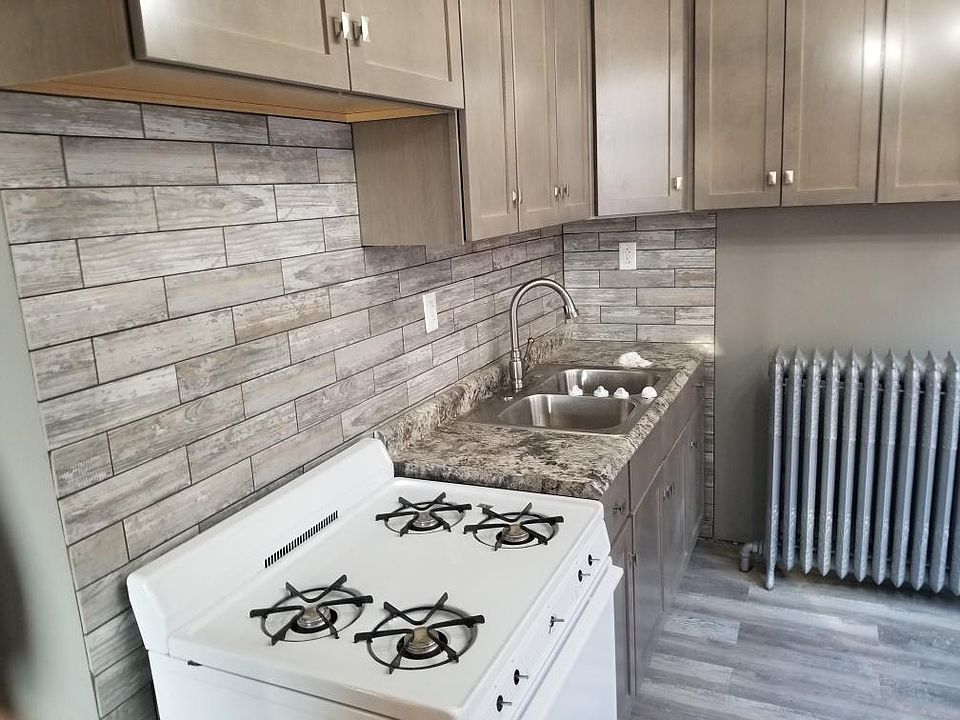 1st image of 3921 W Cornelia Ave Floor 2