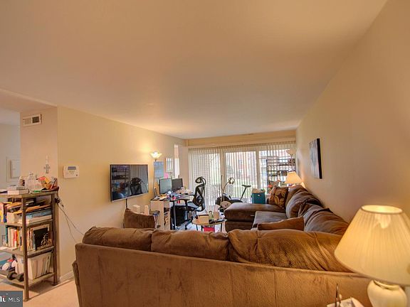 4th image of 402 Girard St #1