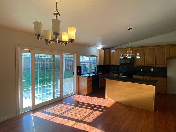 4th image of 136 Edwin Dr