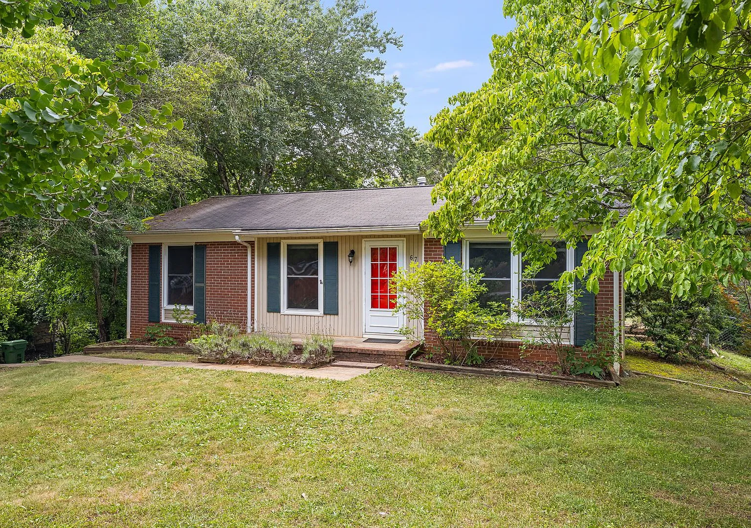 West Asheville 3BR with Bonus Room & Fenced-In yard — Photo 2