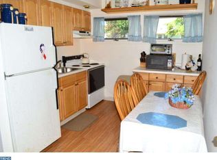 75 Azalea Ln, Levittown, PA 19055