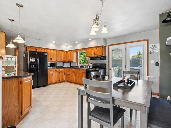 5th image of 820 SE 5th St