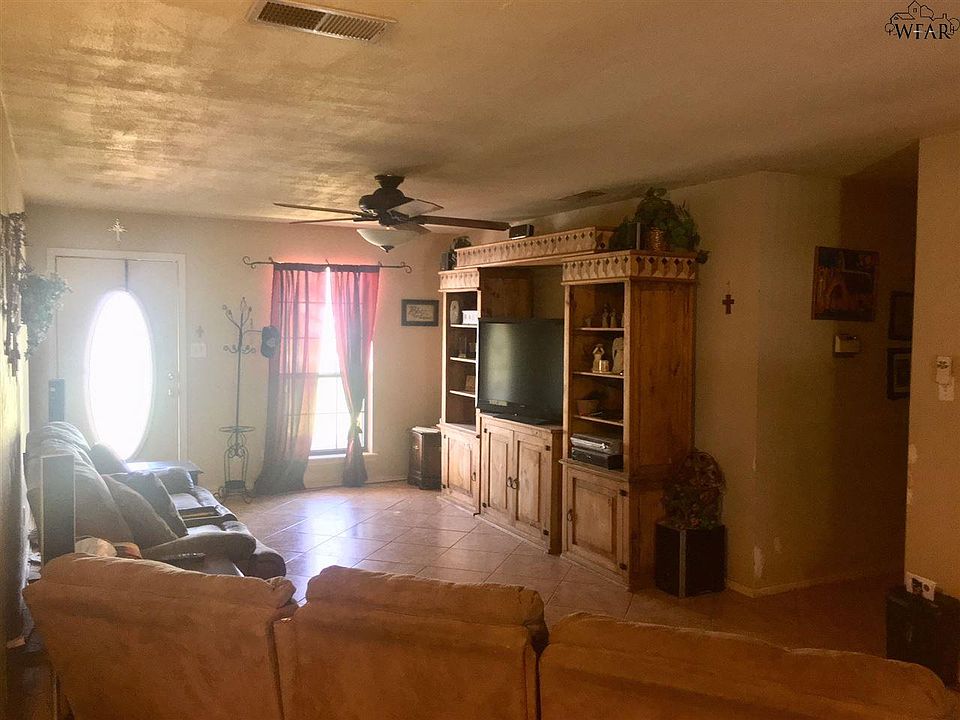 2nd image of 1302 Sycamore Dr