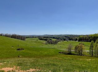 29 Shamrock Ln, Hillsville, VA