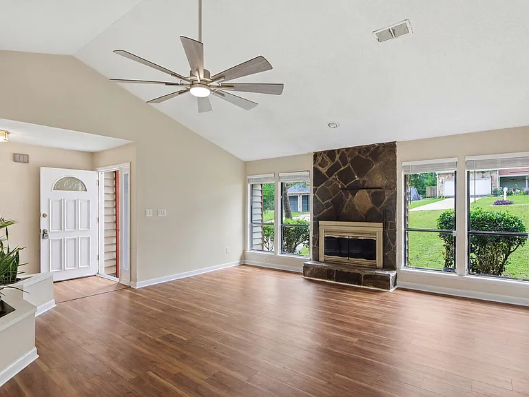 982 Chapman Cir — Photo 5