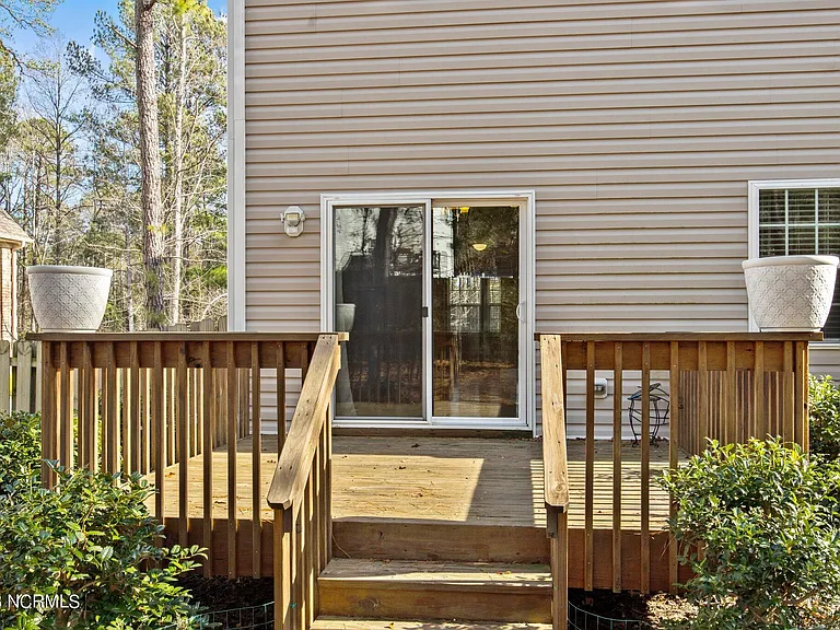 290 Adams Cir — Photo 8