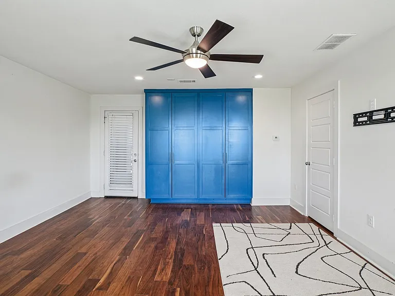 422 N Marlborough Ave — Photo 54