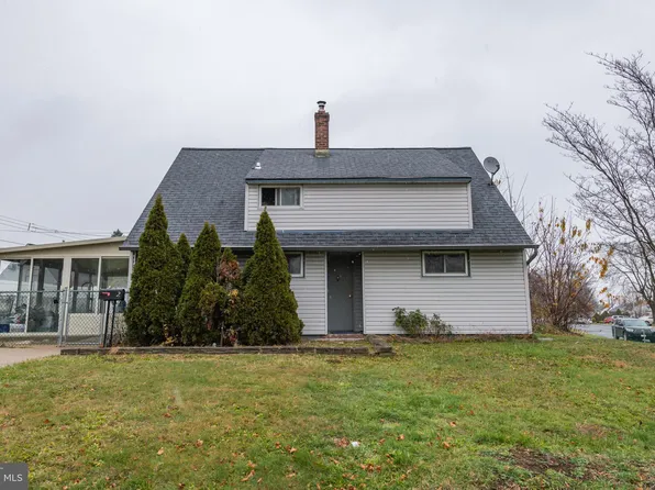 2 Winding Rd, Levittown, PA 19057