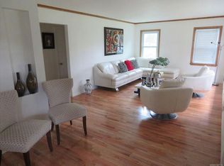 135 Hopkins Rd, Buffalo, NY 14221