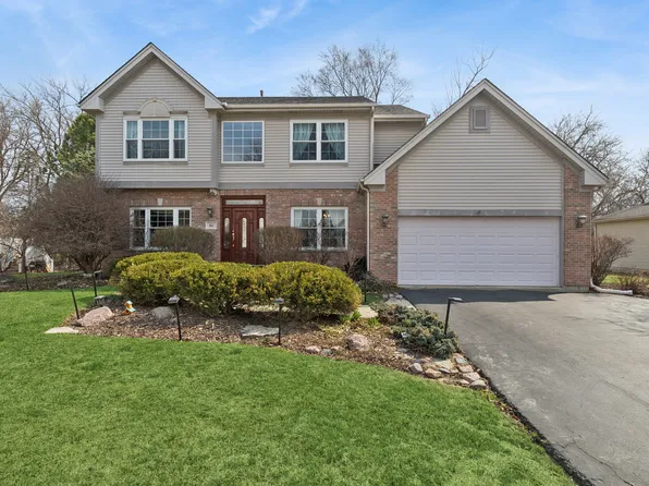 411 Oak Grove Cir, Wauconda, IL 60084