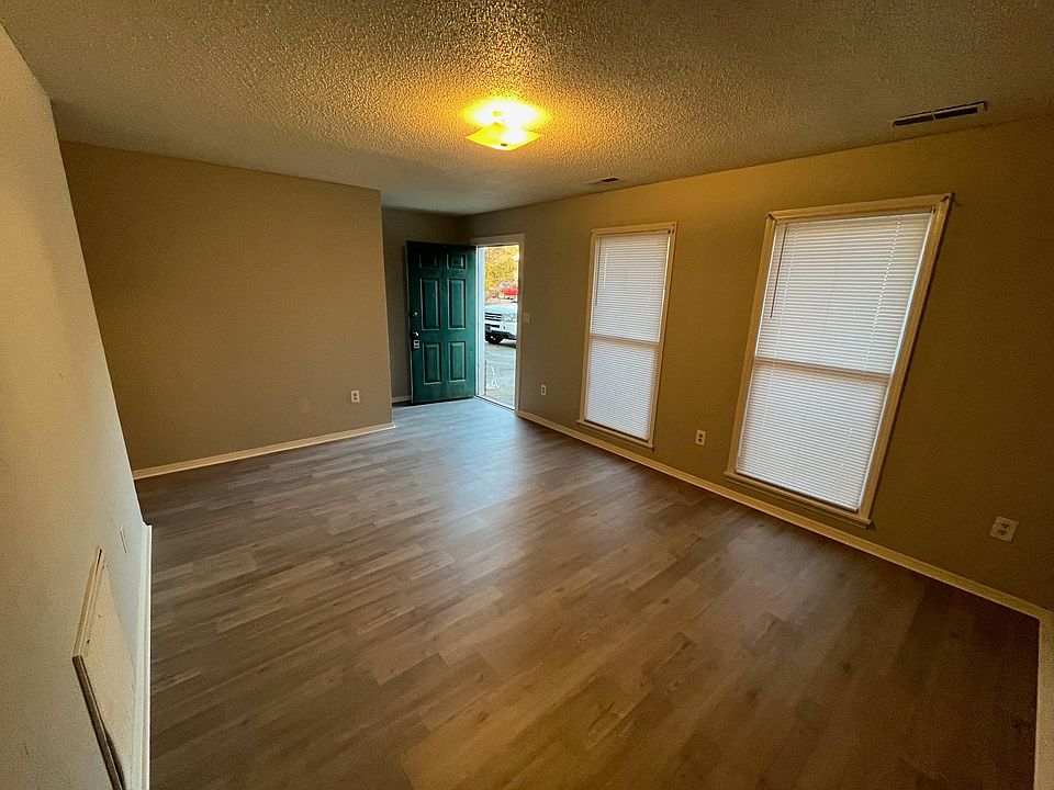 1st image of 121 Carriage Pl #3