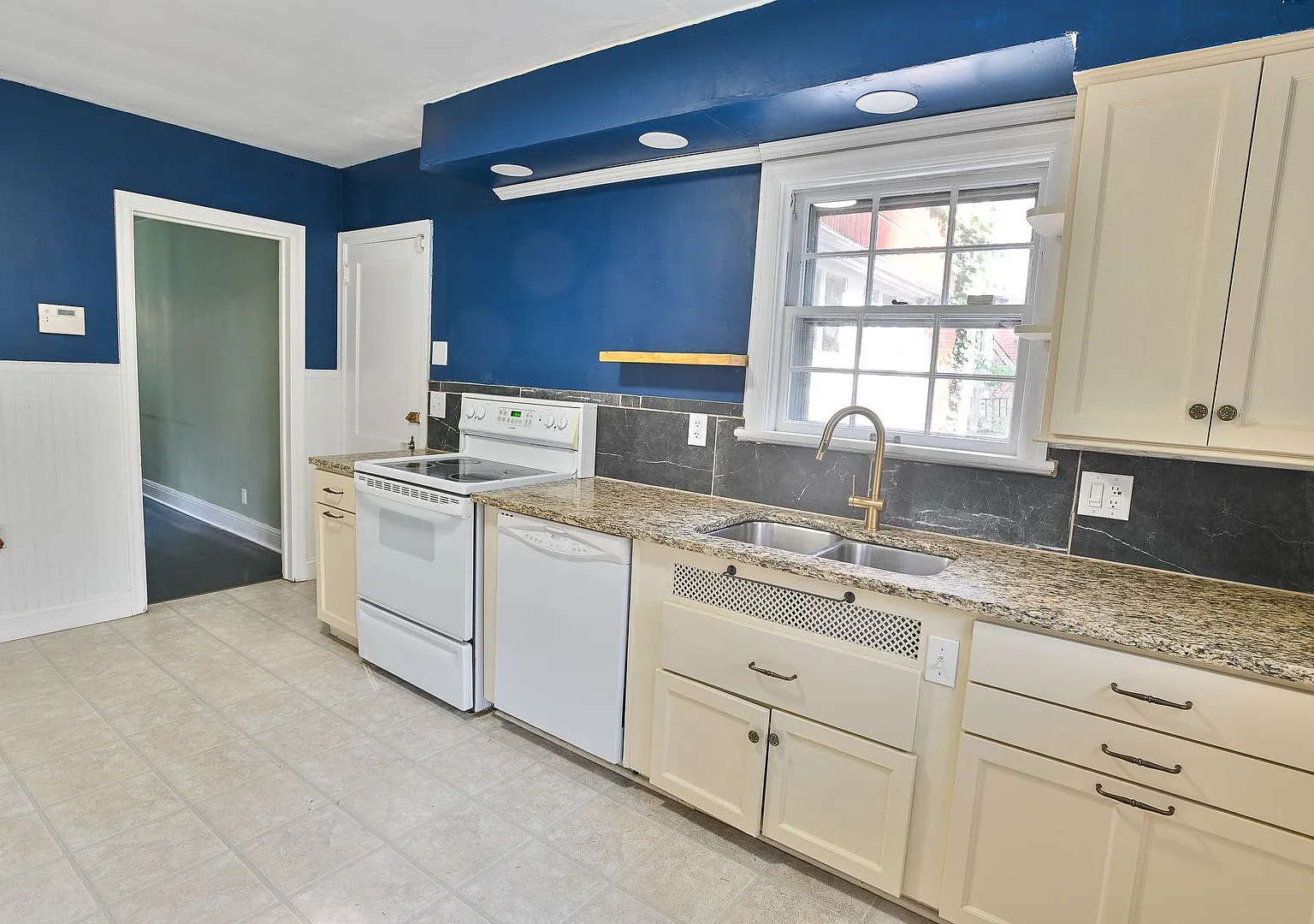 Beautiful Single Family in Bellevue Park — Photo 4
