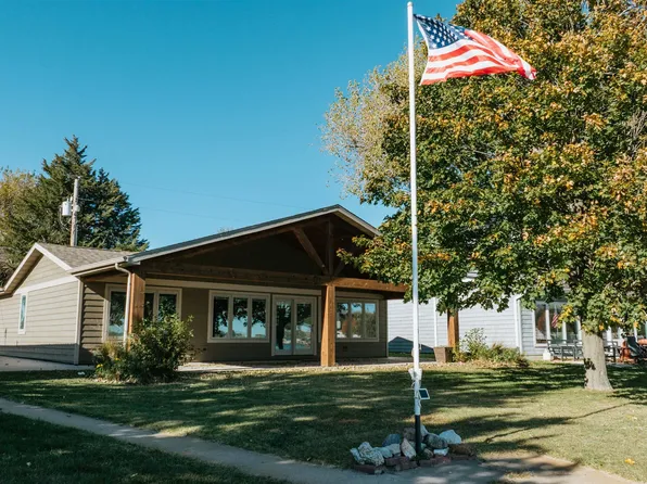 56 N Point Dr #13, Elwood, NE 68937