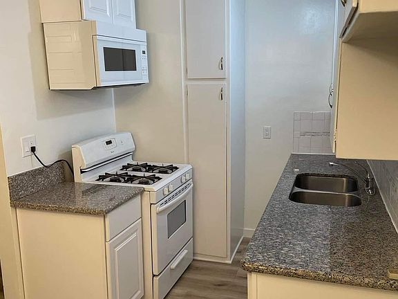 5th image of 11651 Hamlin St #5