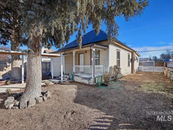 422 Montana St, Gooding, ID 83330