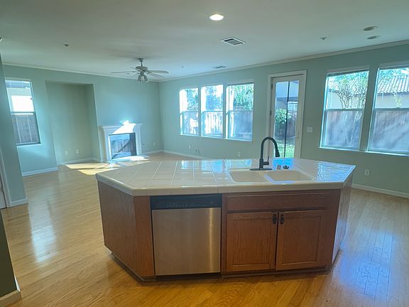 4th image of 30 Windsor Ct
