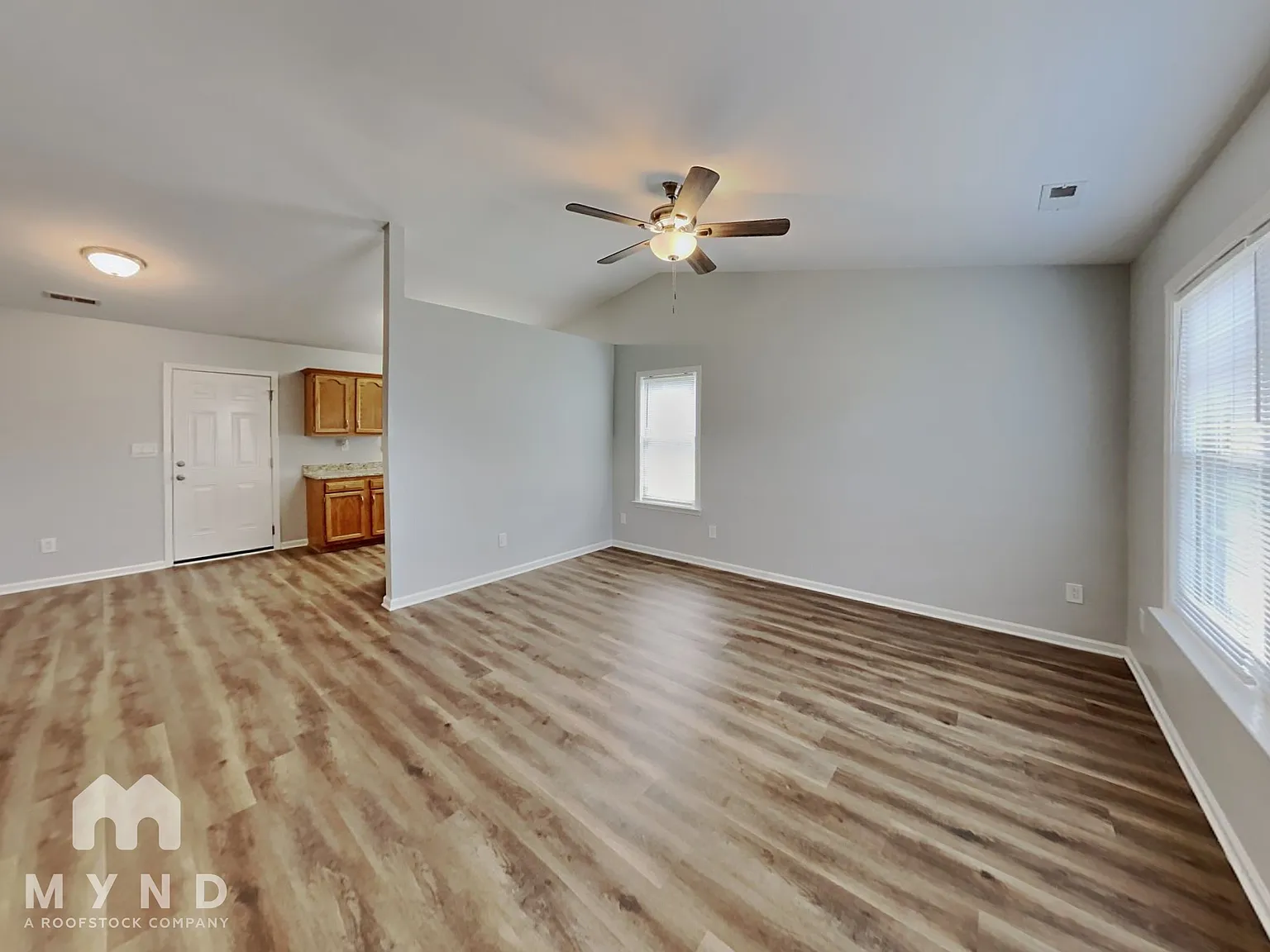 3 bed, 2.0 bath, 992 sqft, $1,920 — Photo 2