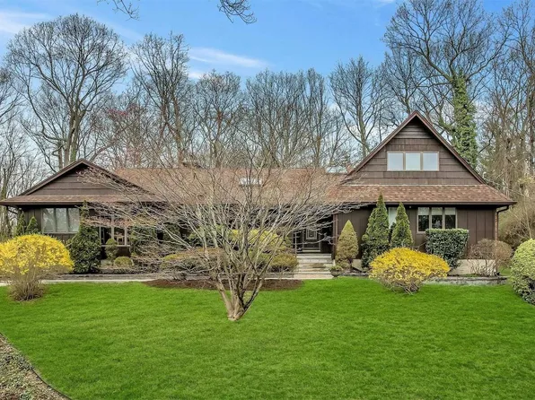 14 Woodhollow Lane, Huntington, NY 11743
