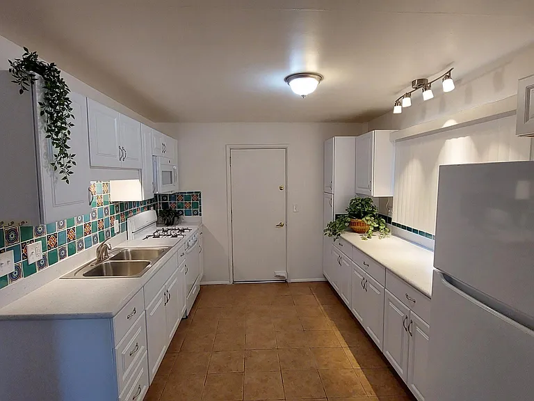 E Blacklidge Dr — Photo 11
