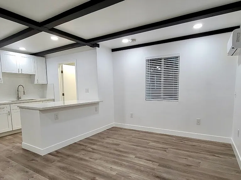 Lido Isle Apartments — Photo 6
