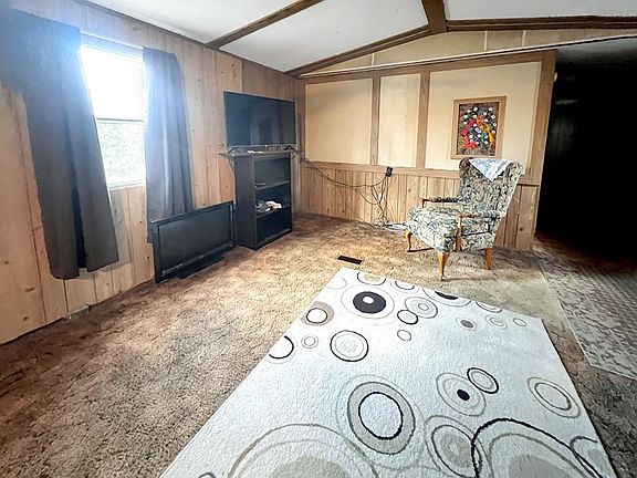 4th image of 941 Shawnee Rd