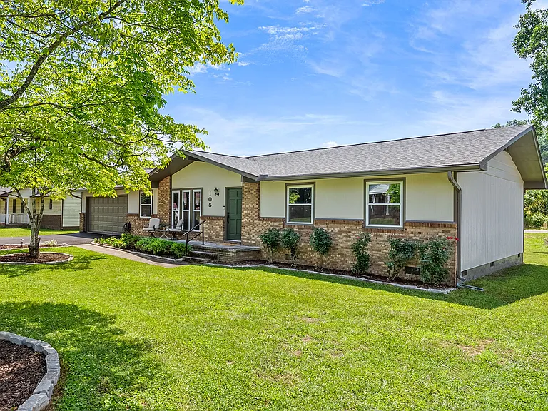 105 Meadowlark Dr — Photo 2