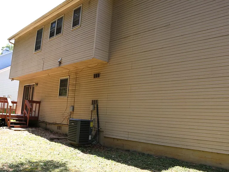 2130 Crescentview Dr — Photo 13