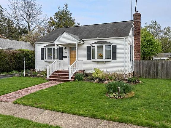 3rd image of 32 Leyden St