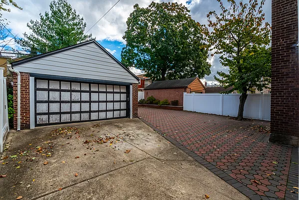 Sold by Julia Shildkret Real Estate Group | media 5
