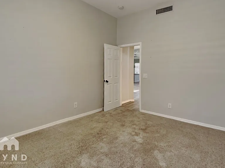 1421 W Maplewood St — Photo 8