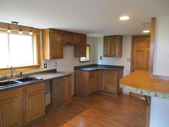 3rd image of 30 Greenwich Plains Rd