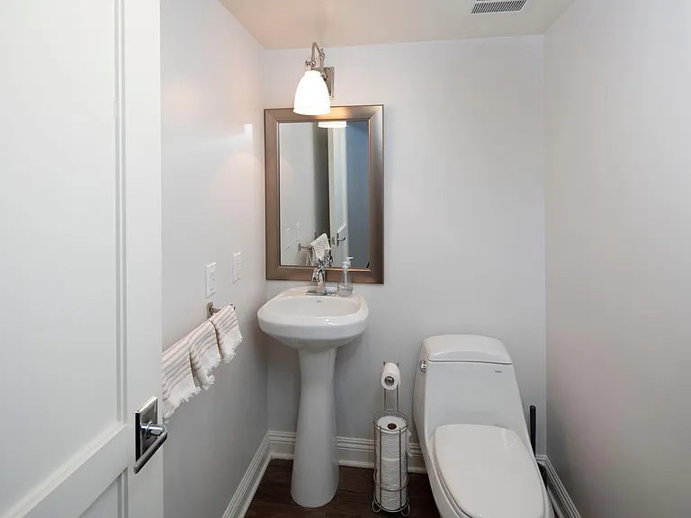 553 Stratford Ct — Photo 26