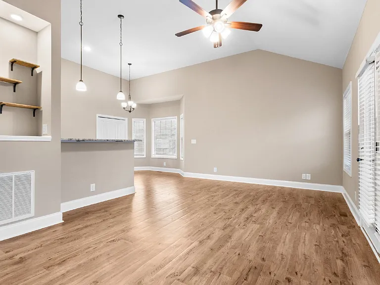 177 Dundee Dr — Photo 2