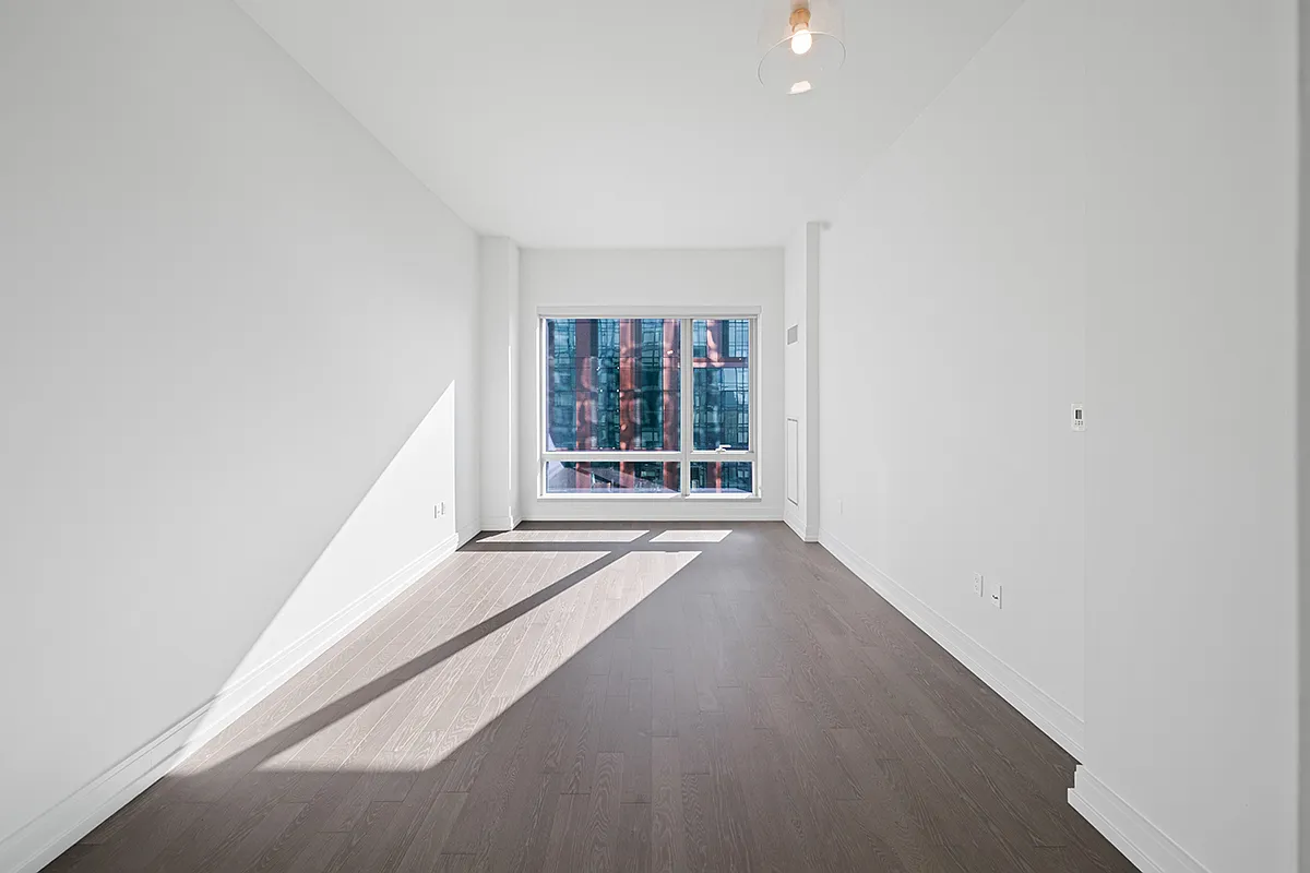 555 10th Avenue — Photo 3