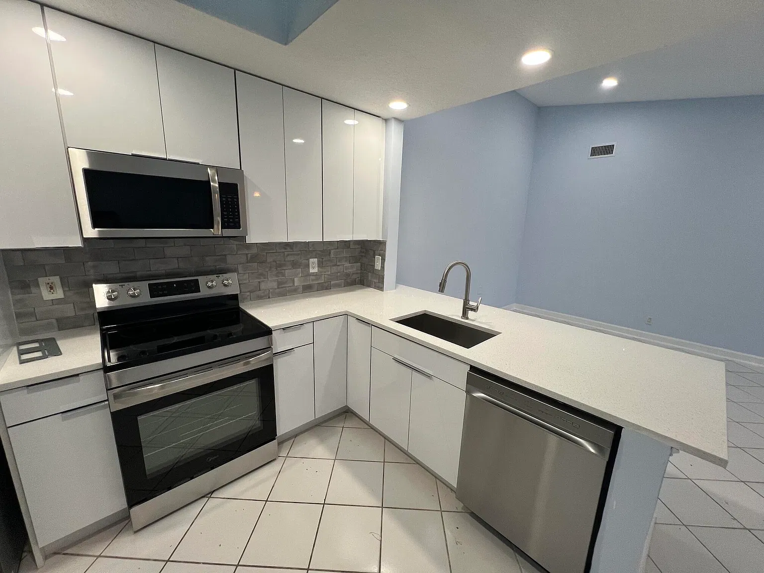 2 bed, 2.0 bath, 970 sqft, $2,200 — Photo 4