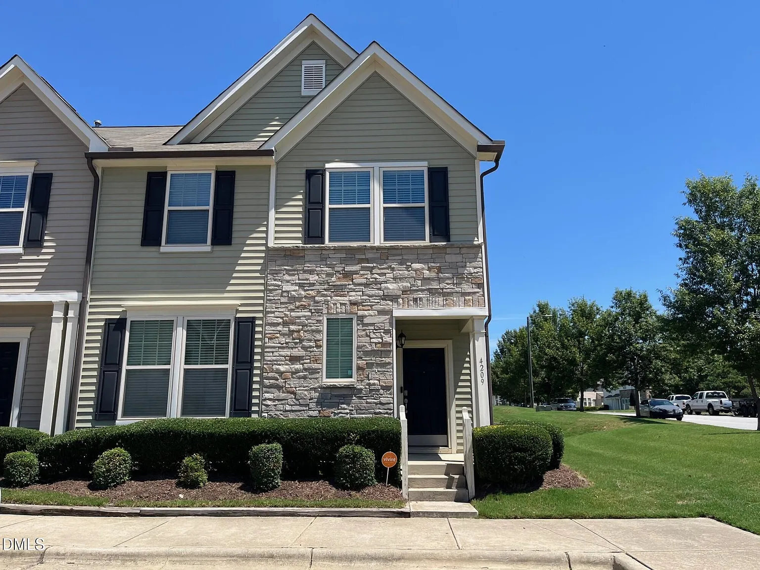 3 bed, 2.5 bath, 1810 sqft, $1,800 — Photo 1