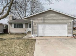 2300 Newport Dr SW, Cedar Rapids, IA 52404