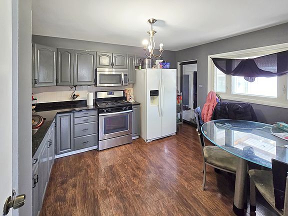 3rd image of 2957 Martin Ave