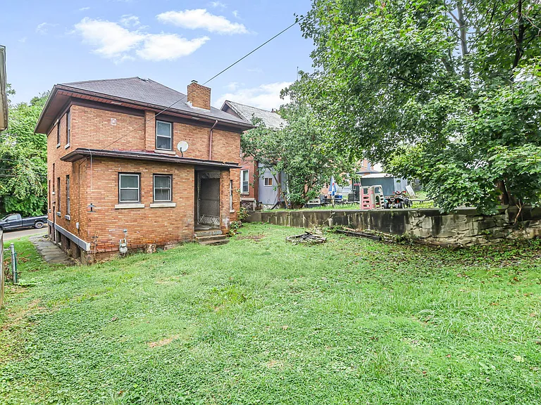 Greenwood Ave — Photo 38