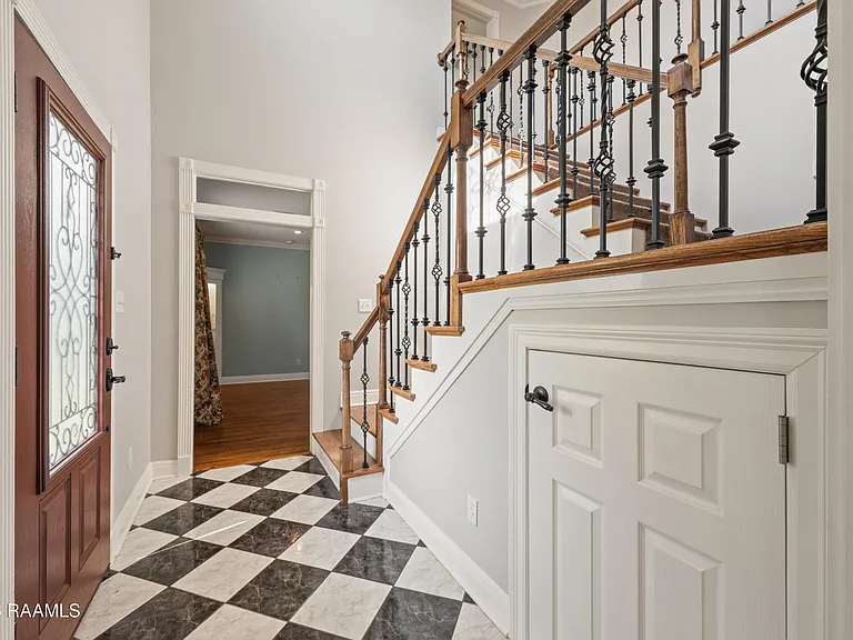 300 Oak Hollow Dr — Photo 8