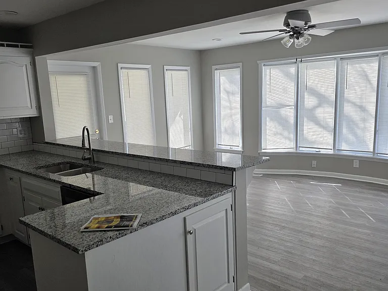8718 Glenwood Ave — Photo 7