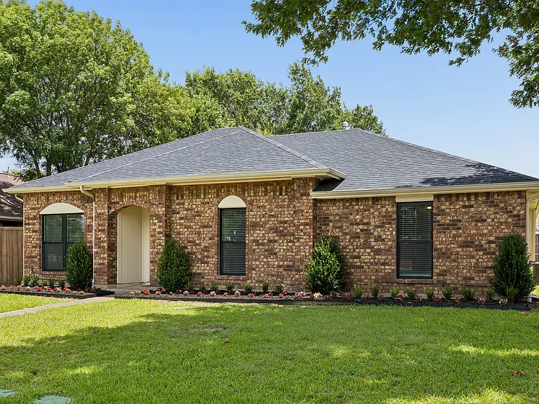 1916 Arbor Creek Dr — Photo 2