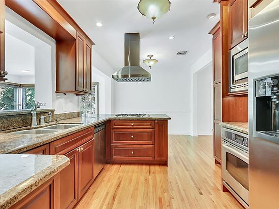 4th image of 323 Fluvia Ave