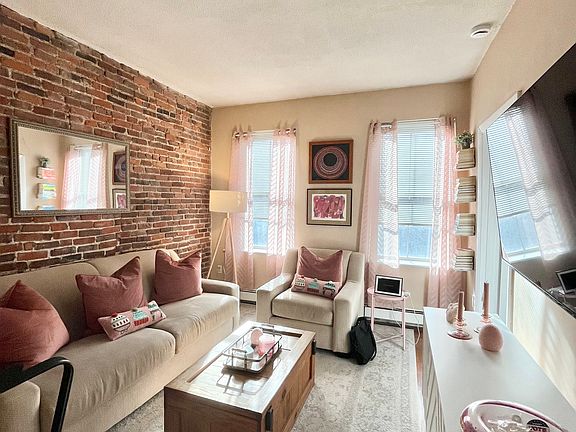 3rd image of 25 Ridgeway Ln APT 2