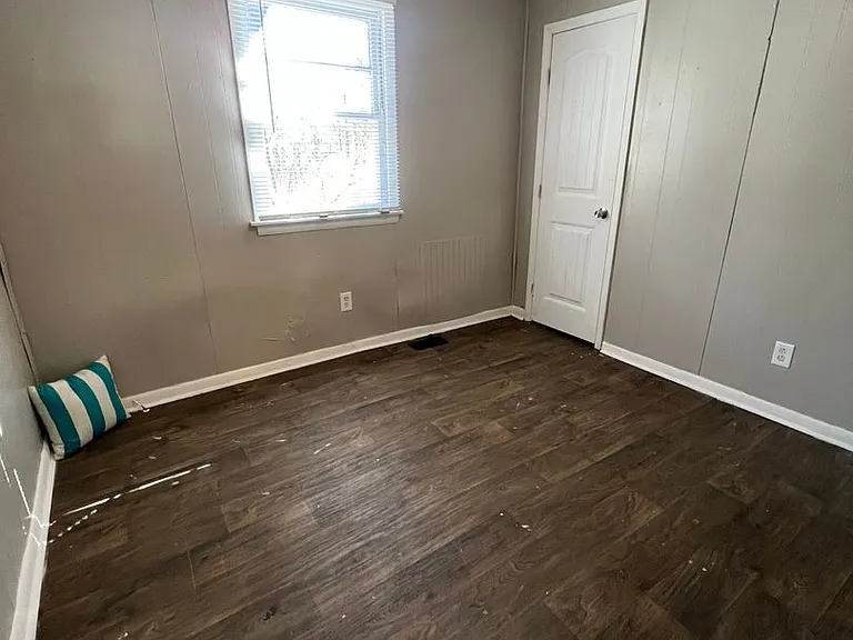 2725 Mary Ave — Photo 4